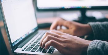 com sur sa spécificité et valeur